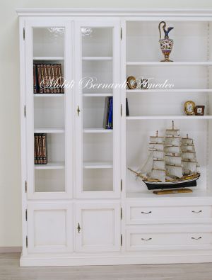 Libreria stile classico costruita artigianalmente in legno massello con ante e cassetti finitura colore bianco anticato